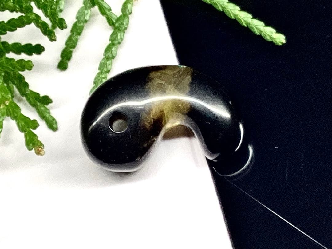 ✳メルカリ初出品‼️レモンスモーキー水晶勾玉 ルチル*虹入り　皆無の1個 本物保証