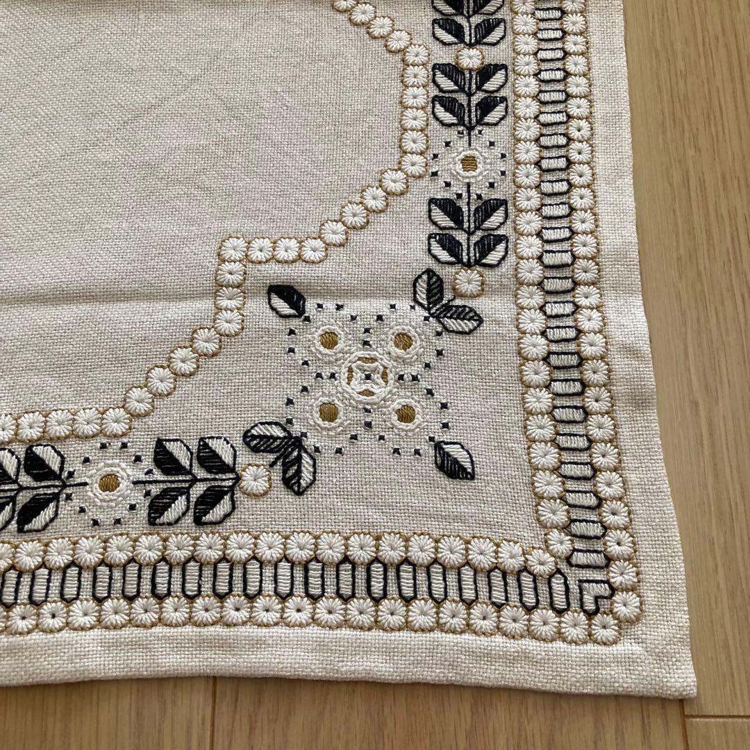 J北欧ヴィンテージ　丁寧なニードルワークが施されたとても素敵なスクエア刺繍クロス