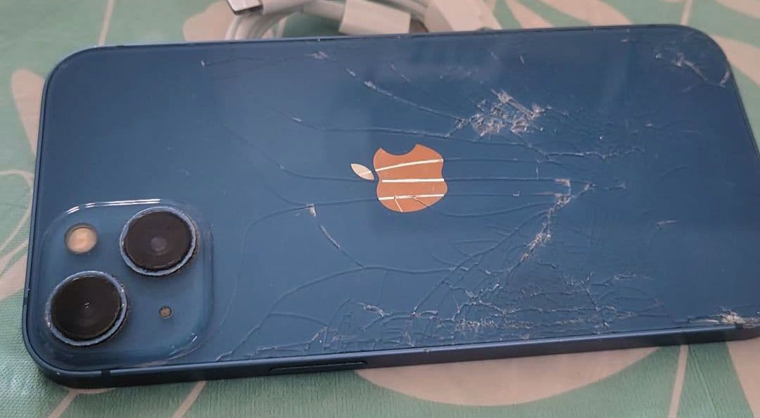 iPhone13 シムフリー　 充電ケーブル付き 最大容量75%　背面割れあり