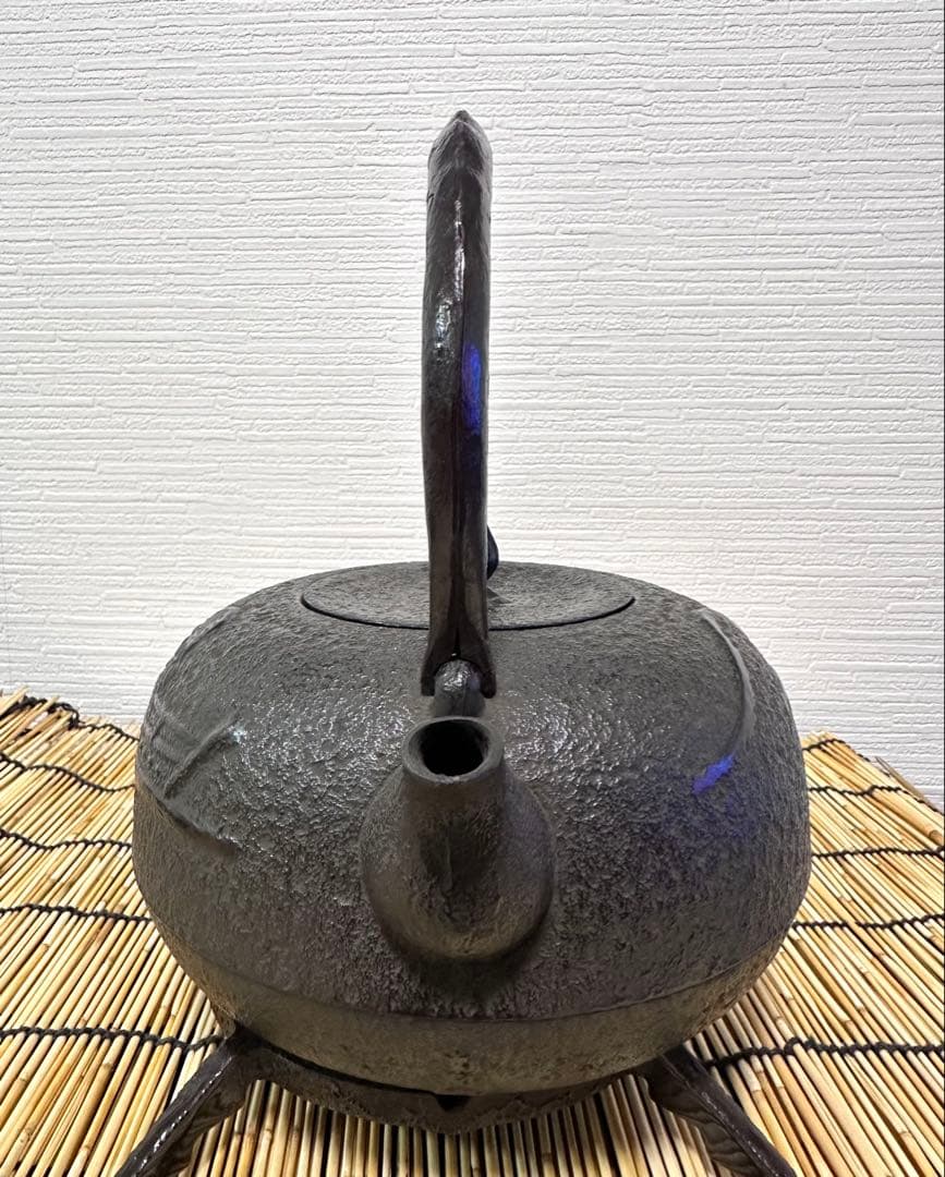未使用品　供箱付属品付　南部喜州 (及川 喜徳)造　鍛治打袋鉉　１５型　南部鉄瓶