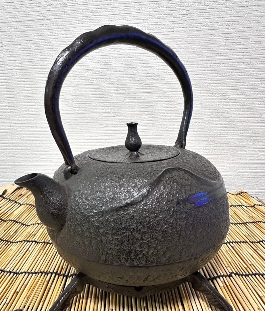 未使用品　供箱付属品付　南部喜州 (及川 喜徳)造　鍛治打袋鉉　１５型　南部鉄瓶
