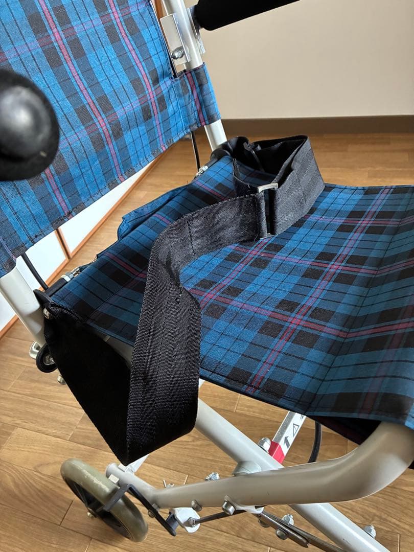 折りたたみ式シルバーカー 青と黒のチェック柄