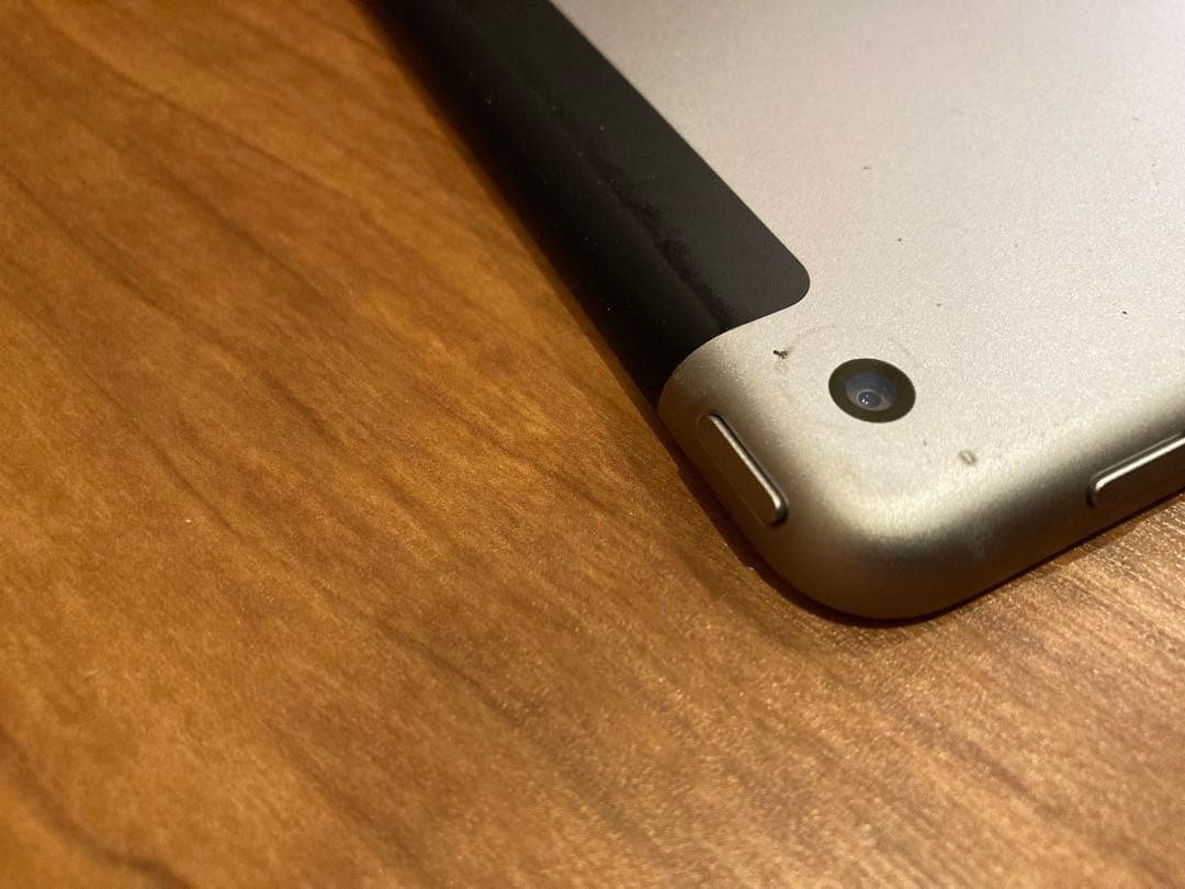 Apple iPad 第5世代　本体 セルラーモデル　32G