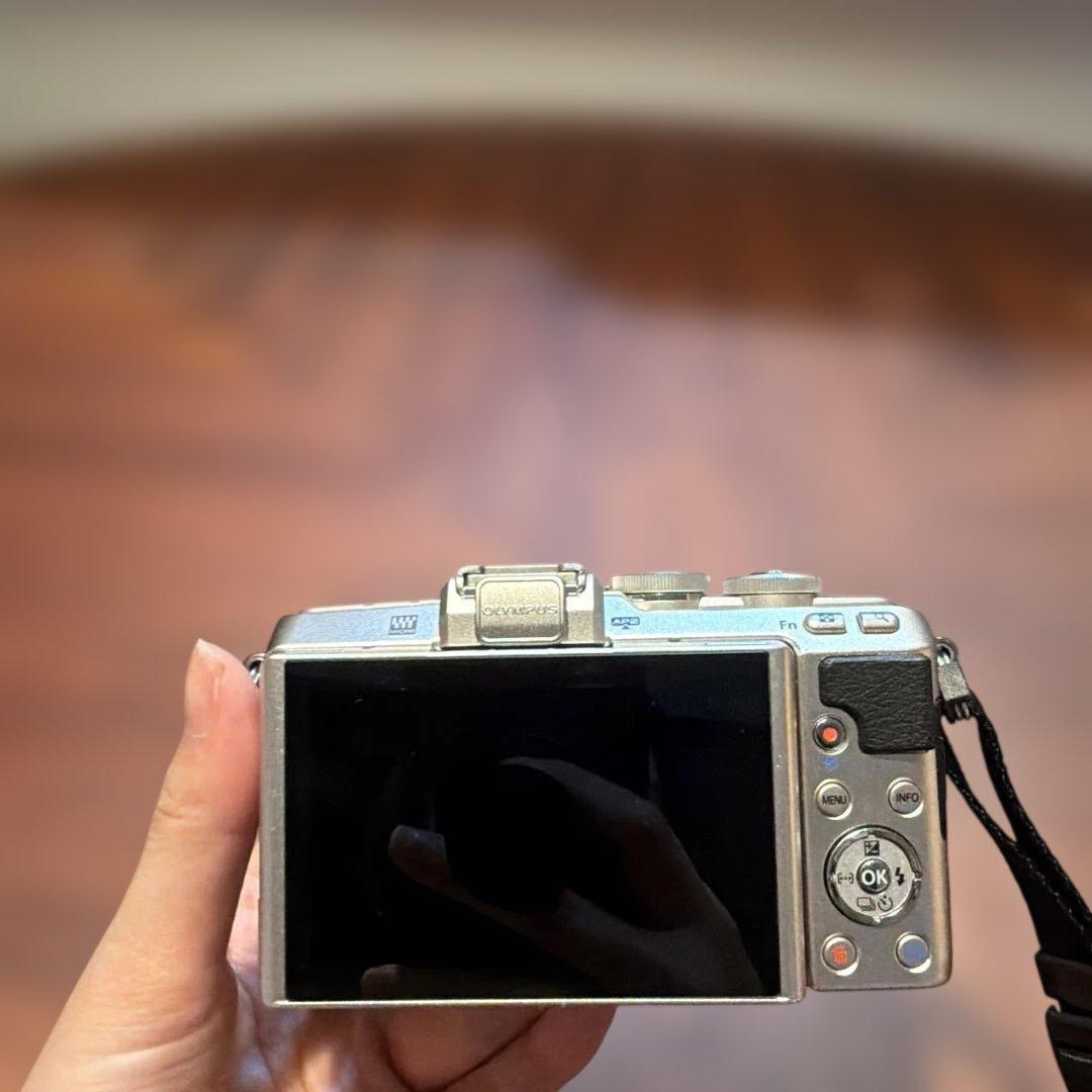【美品】OLYMPUS PEN Lite E-PL7 シルバー 14-42mm
