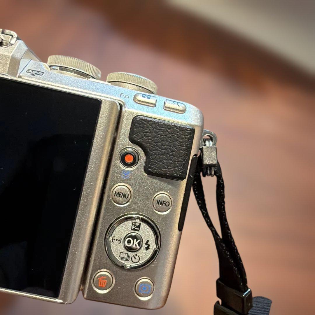 【美品】OLYMPUS PEN Lite E-PL7 シルバー 14-42mm