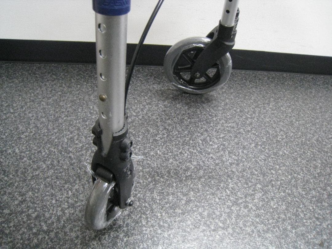 セーフティーアーム Ｖタイプウォーカー 歩行器 折り畳み式　②