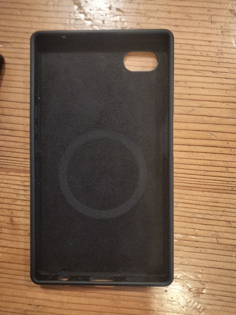 minimal phone 本体と保護ケース付き