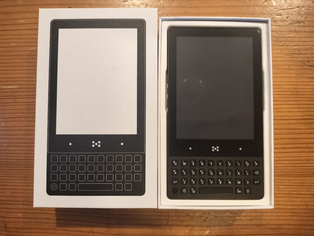 minimal phone 本体と保護ケース付き
