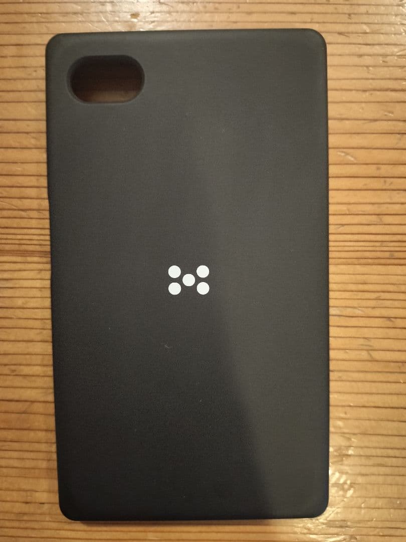 minimal phone 本体と保護ケース付き