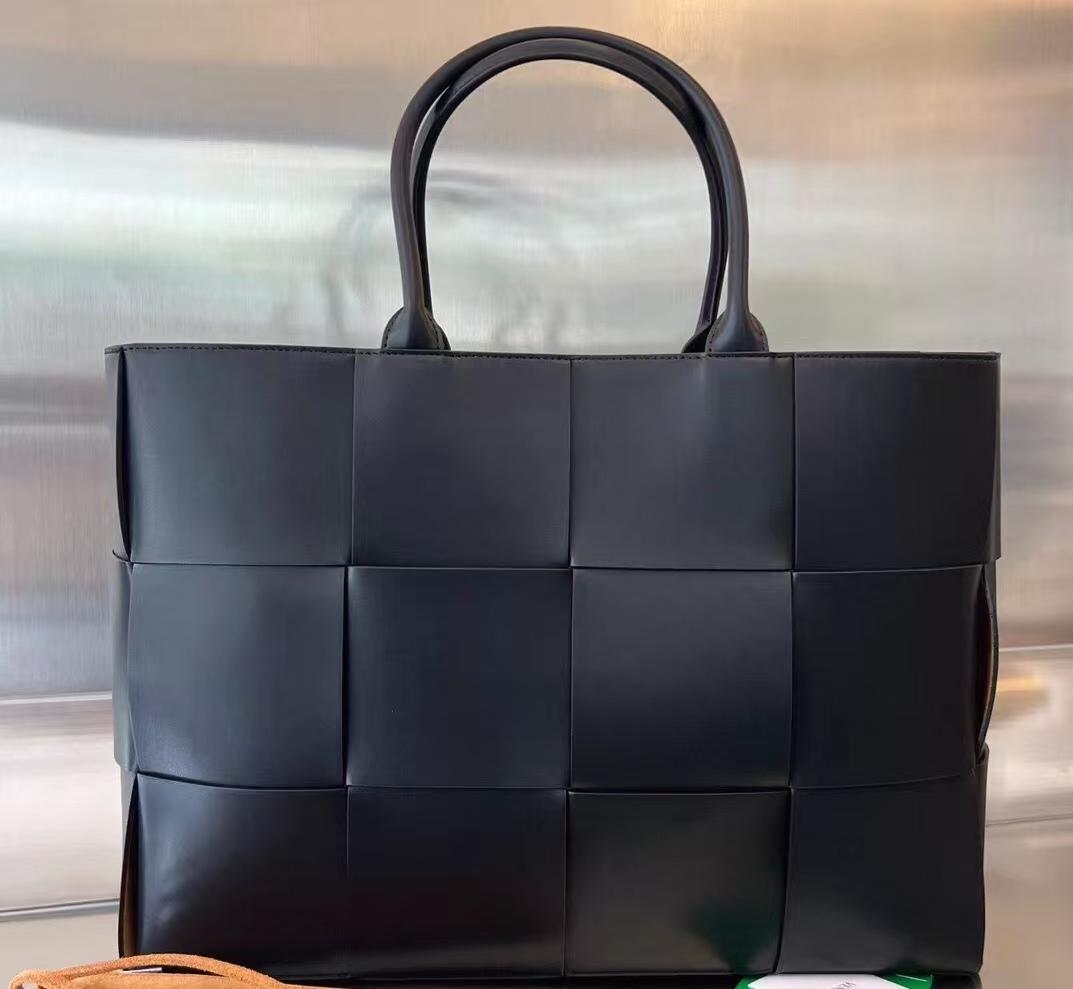 【美品】Bottega Veneta黒のバッグは大容量です
