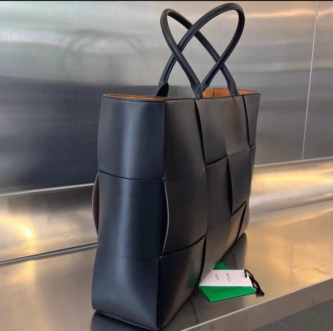 【美品】Bottega Veneta黒のバッグは大容量です
