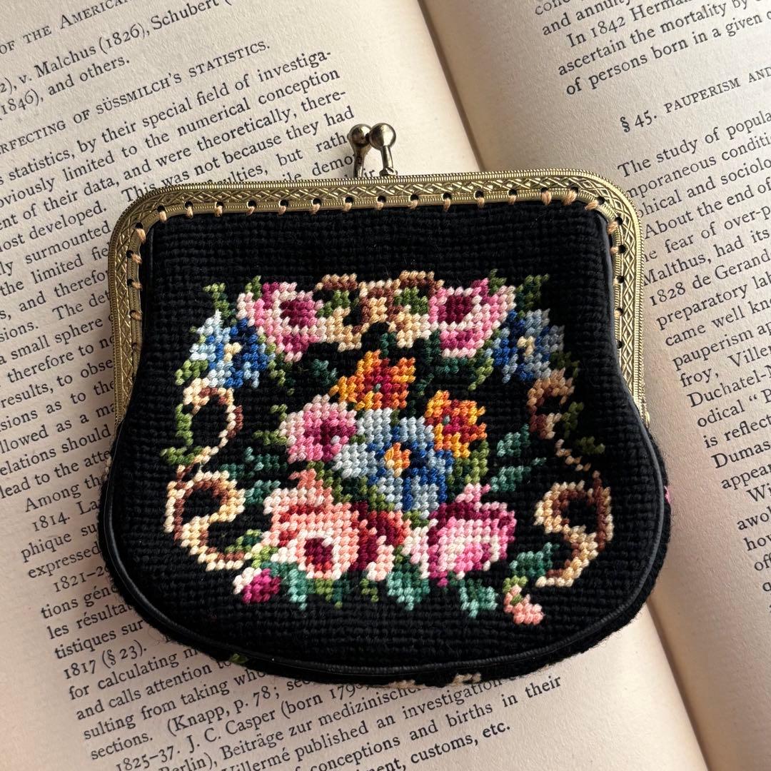 【西ドイツ】ゴブラン織 花柄 財布 がま口 ヴィンテージ 刺繍 マチあり 黒