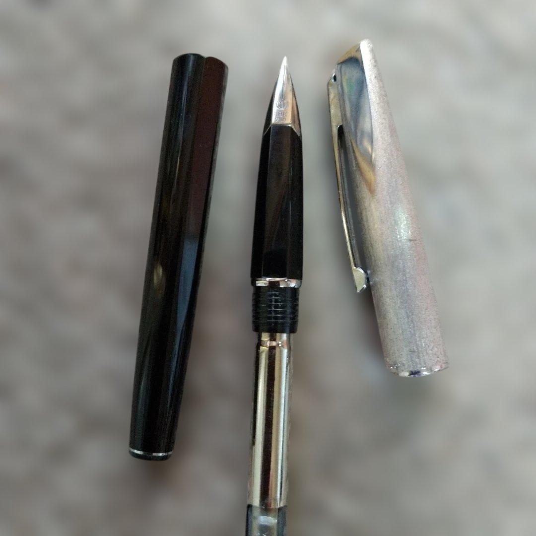 黒と銀色のキャップ式万年筆 ペン先 18k 750