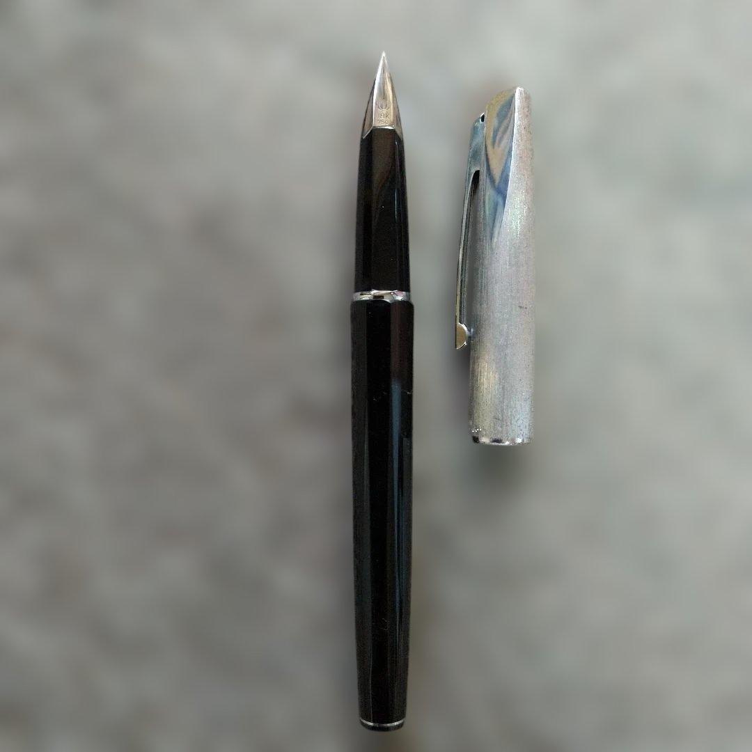 黒と銀色のキャップ式万年筆 ペン先 18k 750