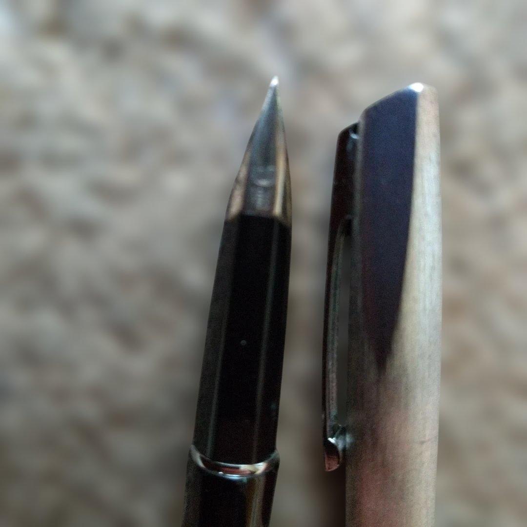 黒と銀色のキャップ式万年筆 ペン先 18k 750