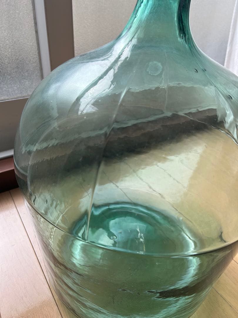 透明緑色ガラス容器