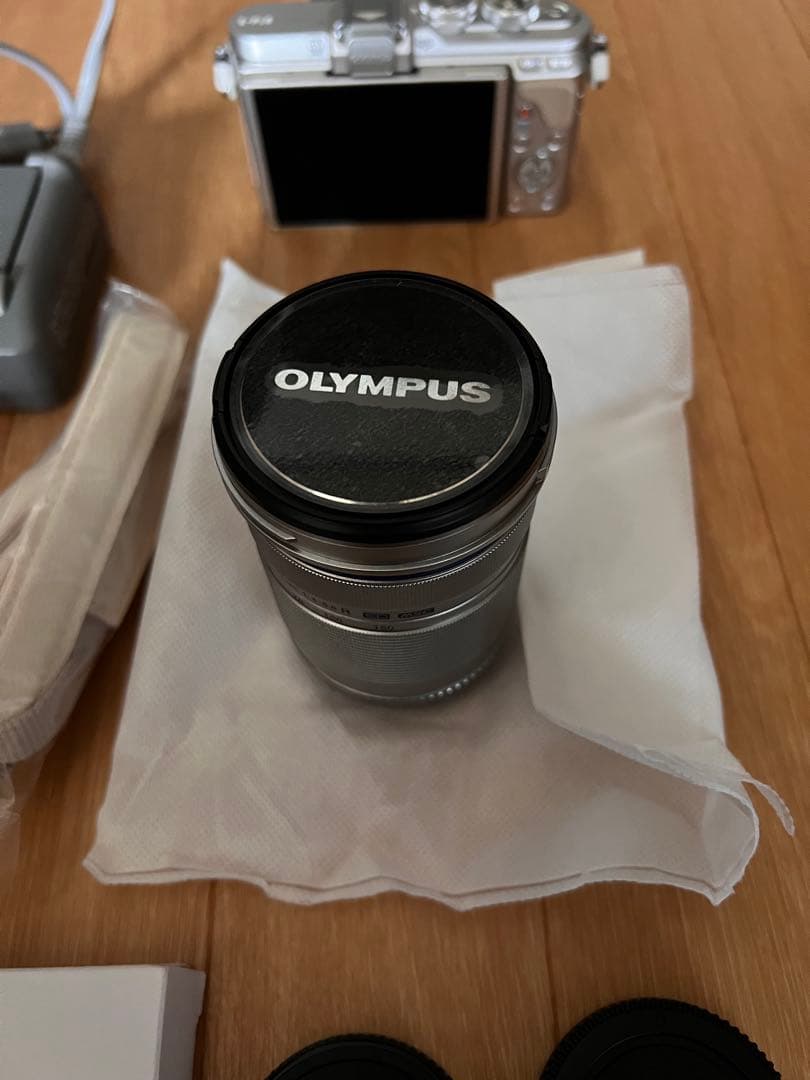 値下げ中！Olympus PEN E-PL8 + Vanguard バッグ