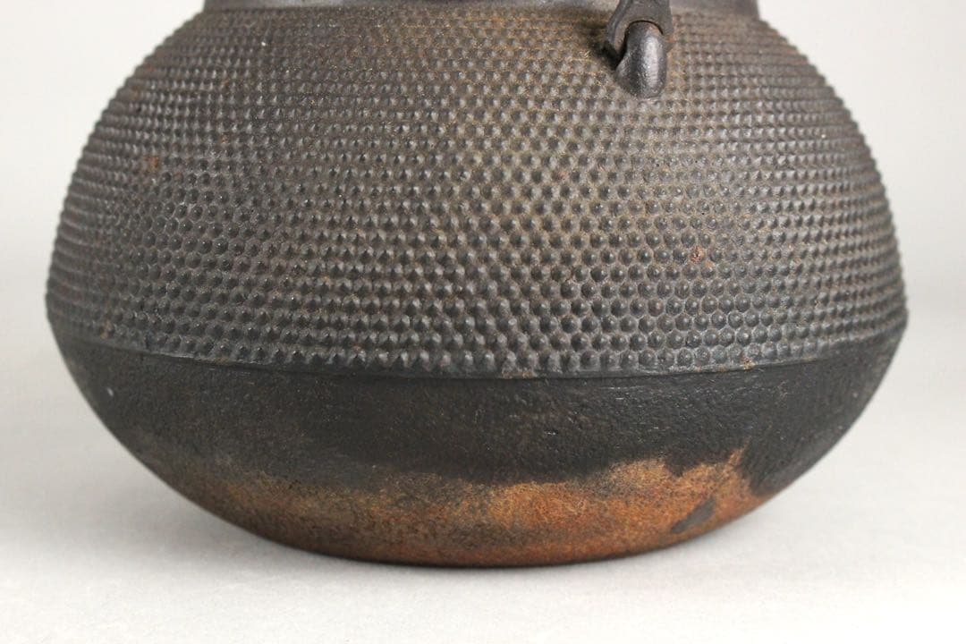 No5854 南部盛岡　三厳堂　霰文鉄瓶　重量1608g 栞/木箱付　送料無料