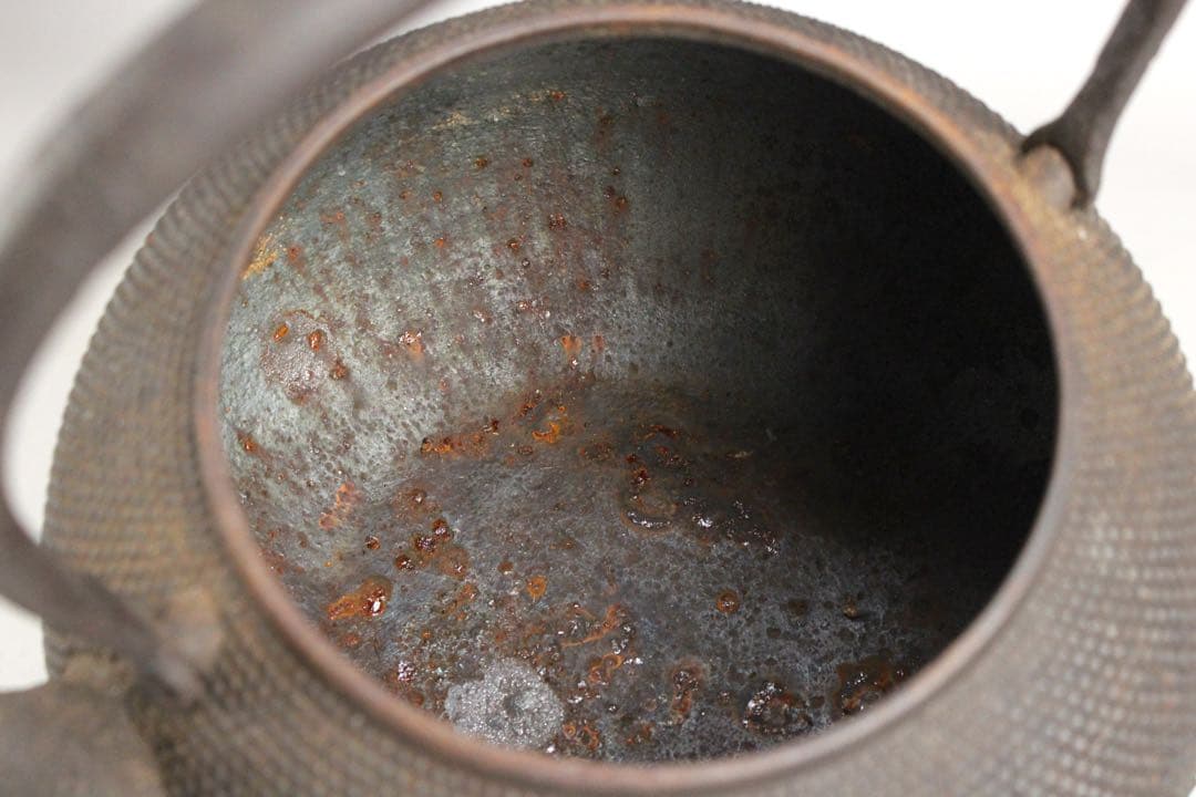 No5854 南部盛岡　三厳堂　霰文鉄瓶　重量1608g 栞/木箱付　送料無料