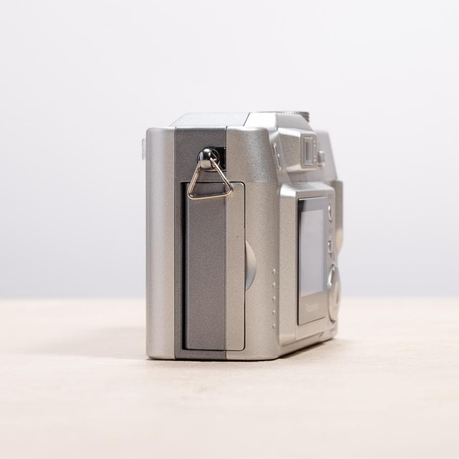 【単3電池で動く】Panasonic LUMIX DMC-LC20　シルバー