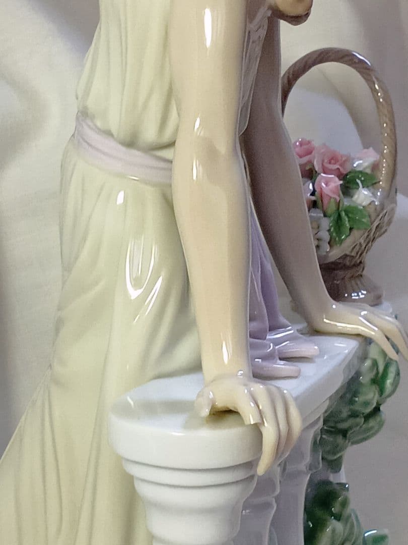 訳あり！スペイン Lladró リヤドロの「輝く時」というフィギュリン 陶器人形