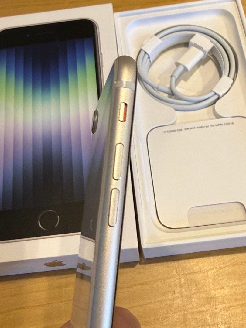 SIMフリー iPhone SE第3世代 スターライト 64GB