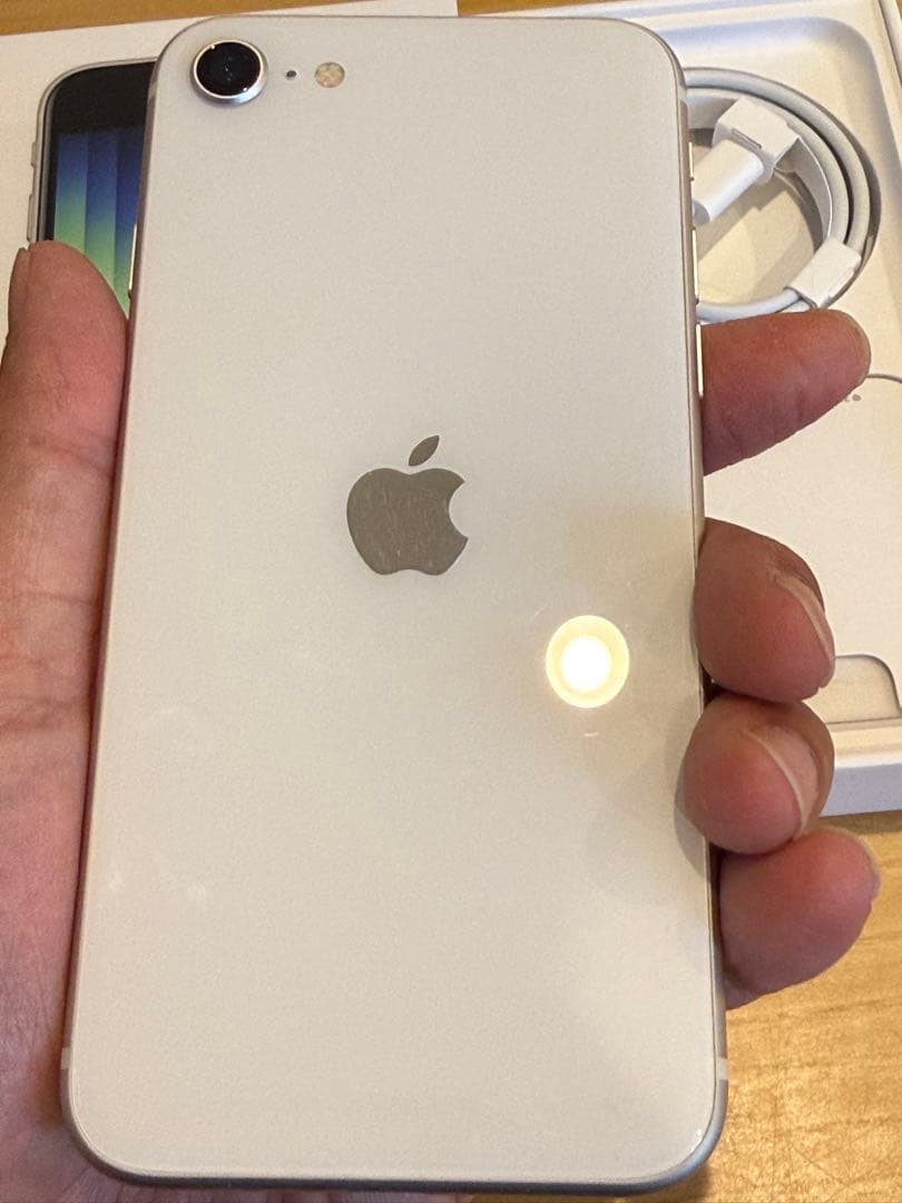 SIMフリー iPhone SE第3世代 スターライト 64GB
