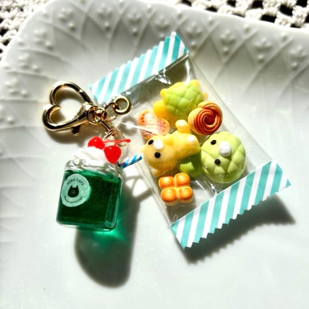 レジンキーホルダー　クリームソーダ・パン　ハンドメイド