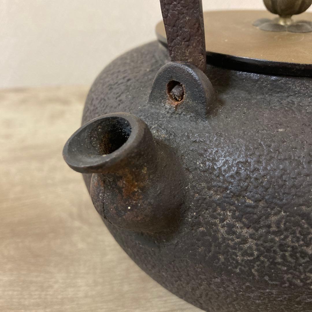 昭和二年製　龍文堂造　時代鉄瓶　宣徳蓋　茶道具　日丸形　岩肌