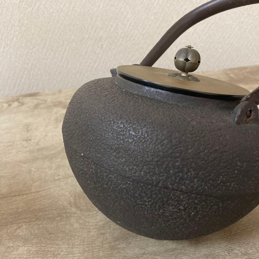昭和二年製　龍文堂造　時代鉄瓶　宣徳蓋　茶道具　日丸形　岩肌