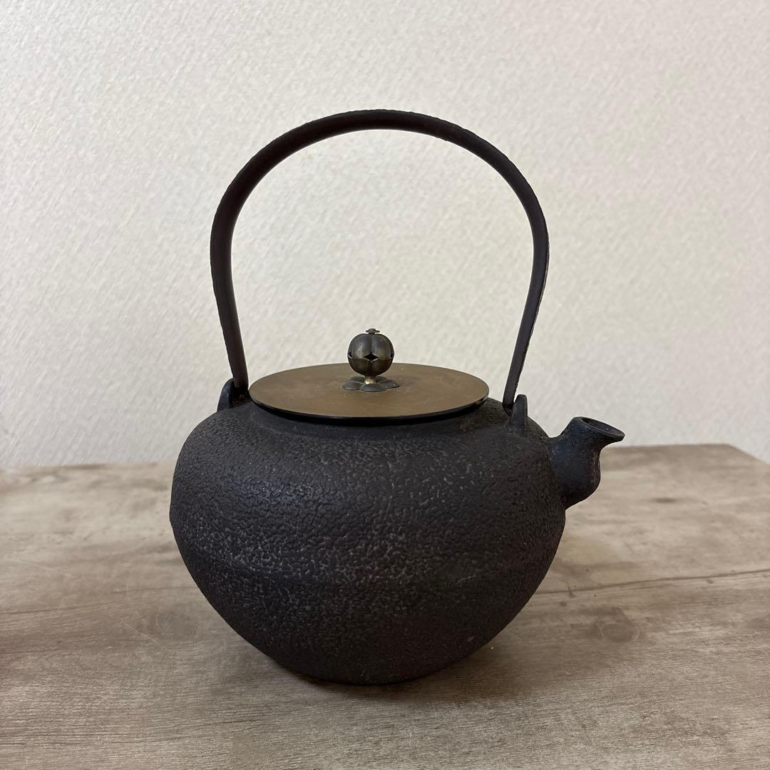 昭和二年製　龍文堂造　時代鉄瓶　宣徳蓋　茶道具　日丸形　岩肌