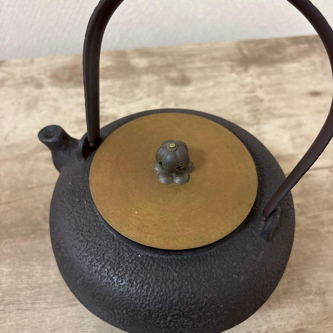 昭和二年製　龍文堂造　時代鉄瓶　宣徳蓋　茶道具　日丸形　岩肌