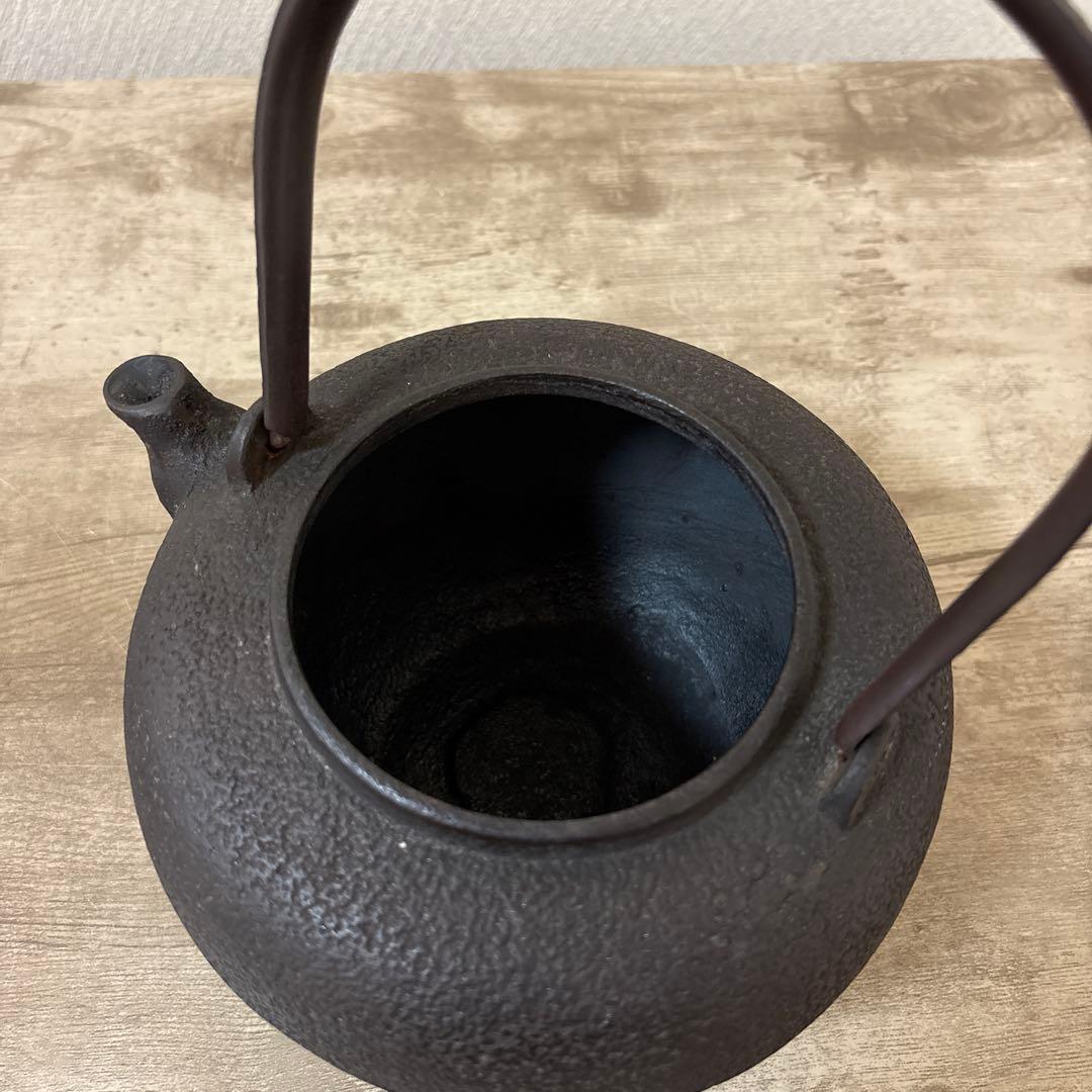 昭和二年製　龍文堂造　時代鉄瓶　宣徳蓋　茶道具　日丸形　岩肌