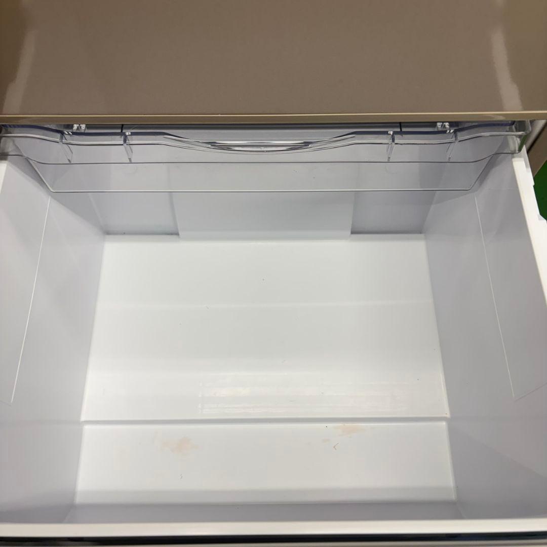 877 同棲使用の方にオススメ！！中型冷蔵庫　小型　一人暮らし　3ドア　右開き
