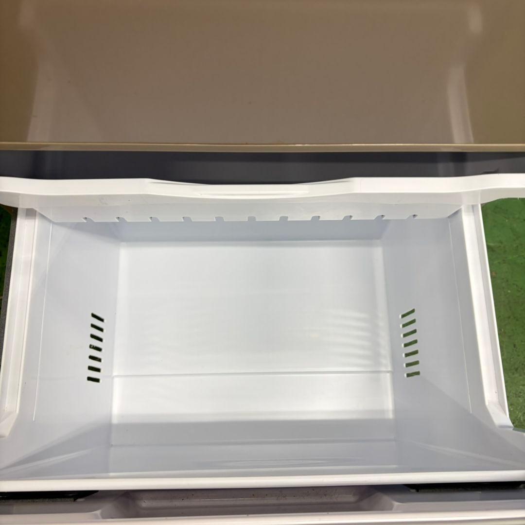 877 同棲使用の方にオススメ！！中型冷蔵庫　小型　一人暮らし　3ドア　右開き