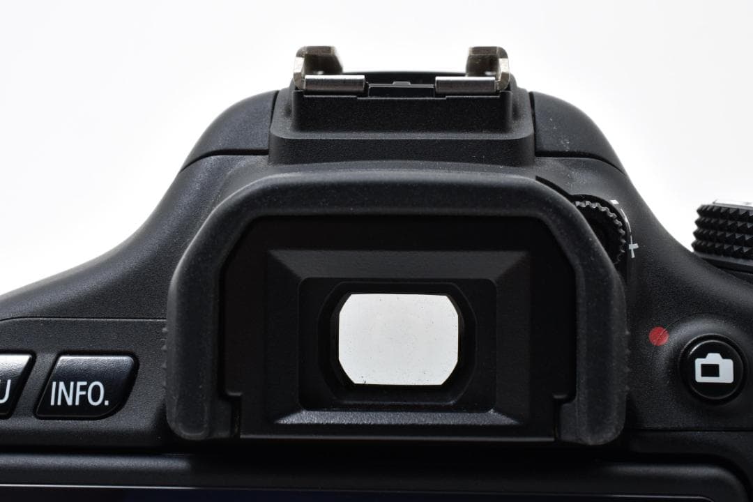 ＜1108＞ほぼ新品 Canon EOS Kiss X5 Wズーム