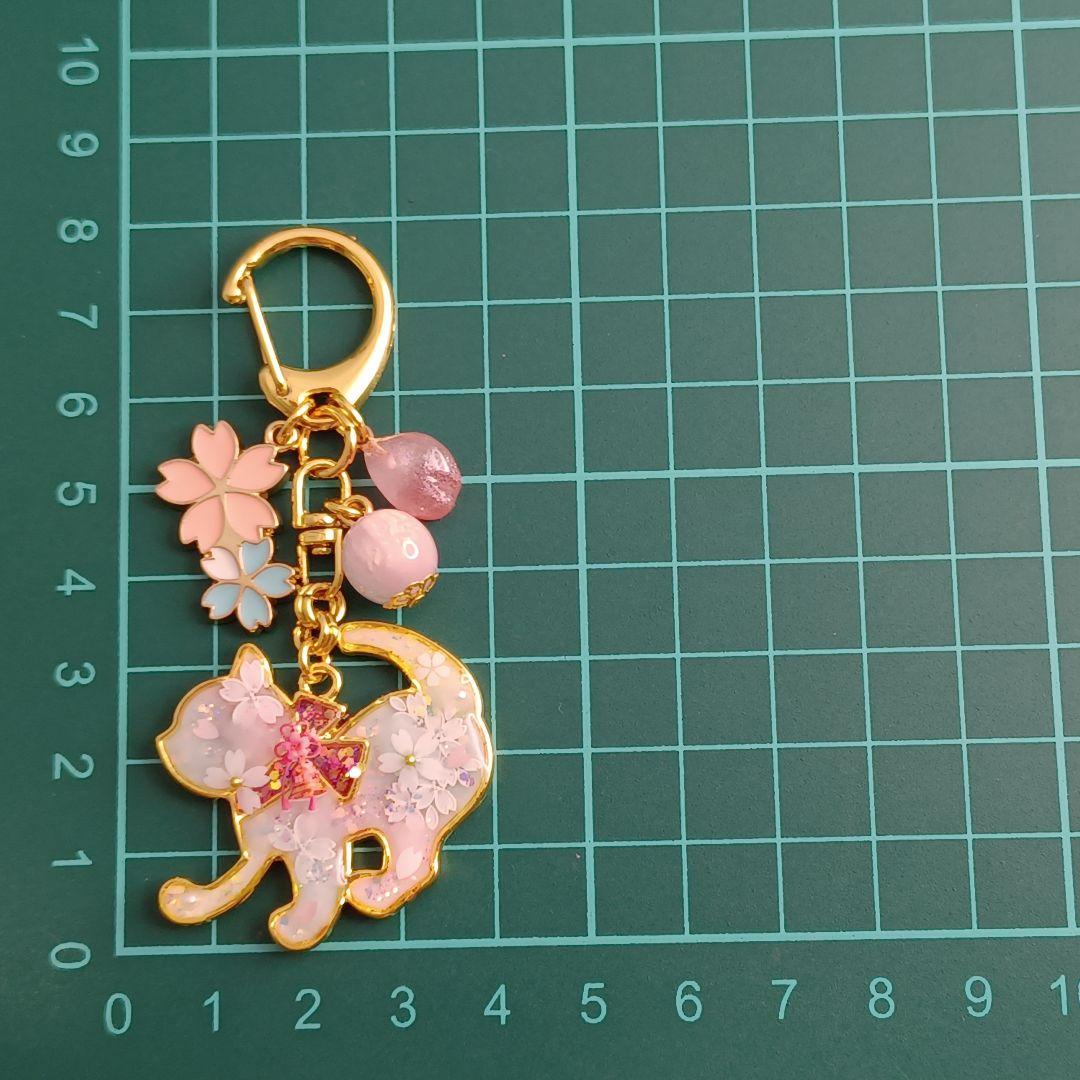 ～桜花爛漫～ネコと桜　水色　レジンキーホルダー　ハンドメイド