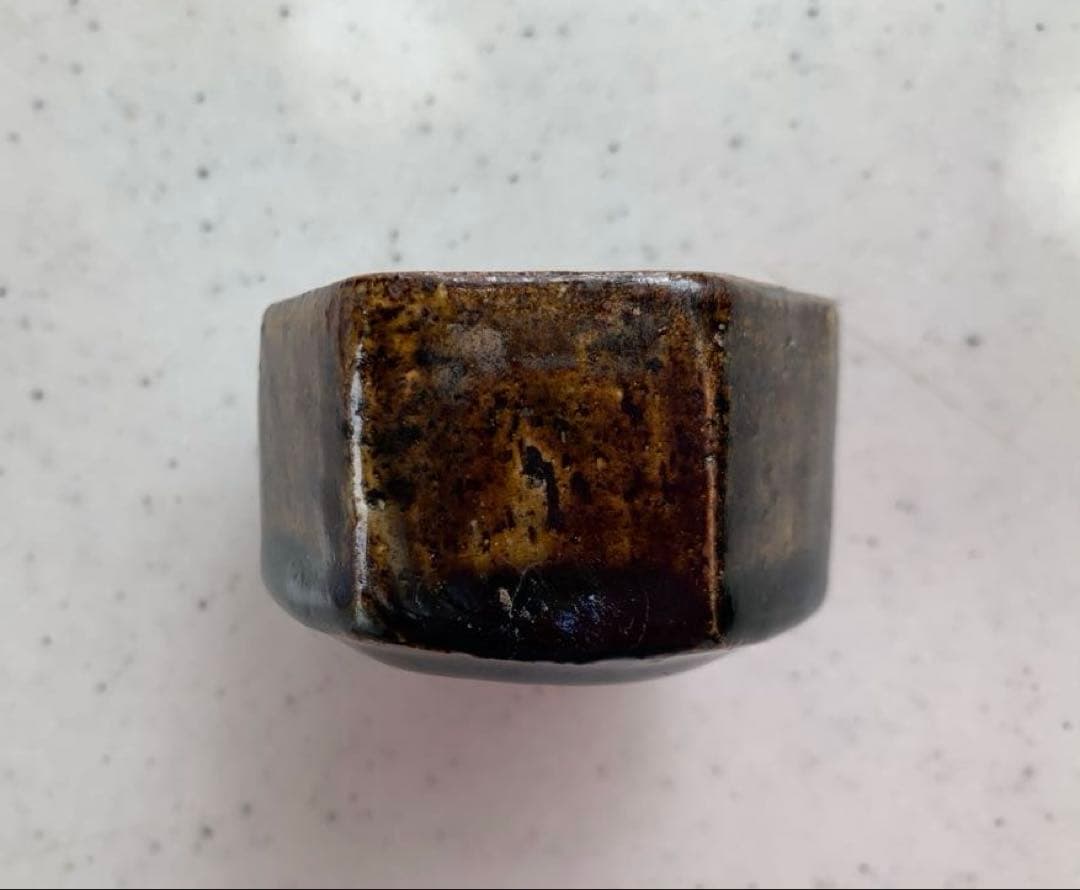 古瀬戸　鉄釉　六角盃　輪陶枕痕