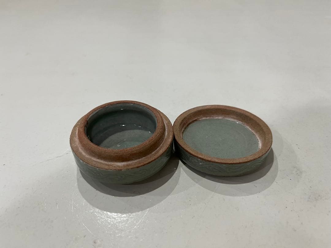 青磁香合　廣州窯