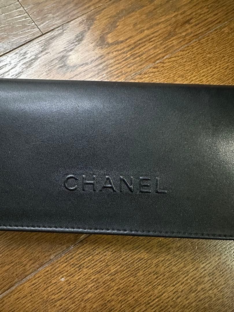 CHANEL メガネケース ブラック カールラガーフェルドのメガネ拭き付き