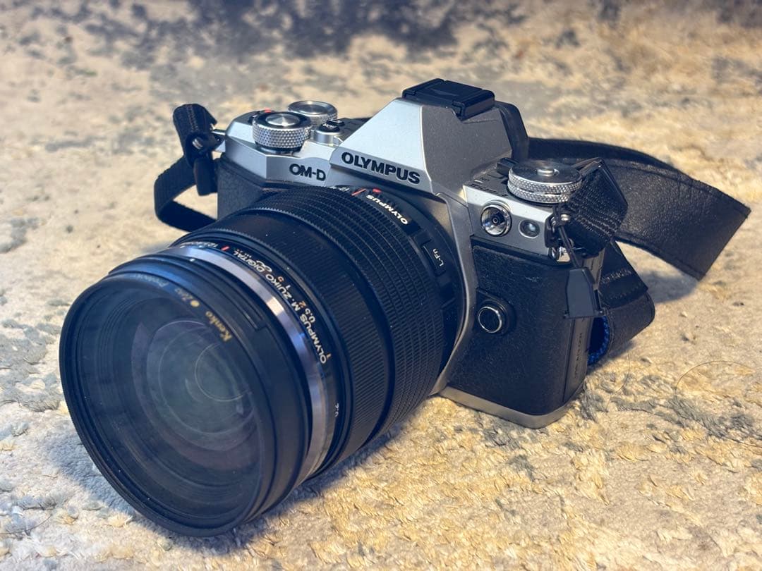 OLYMPUS OM-D E-M5 MarkIIミラーレス一眼レフカメラ＋レンズ