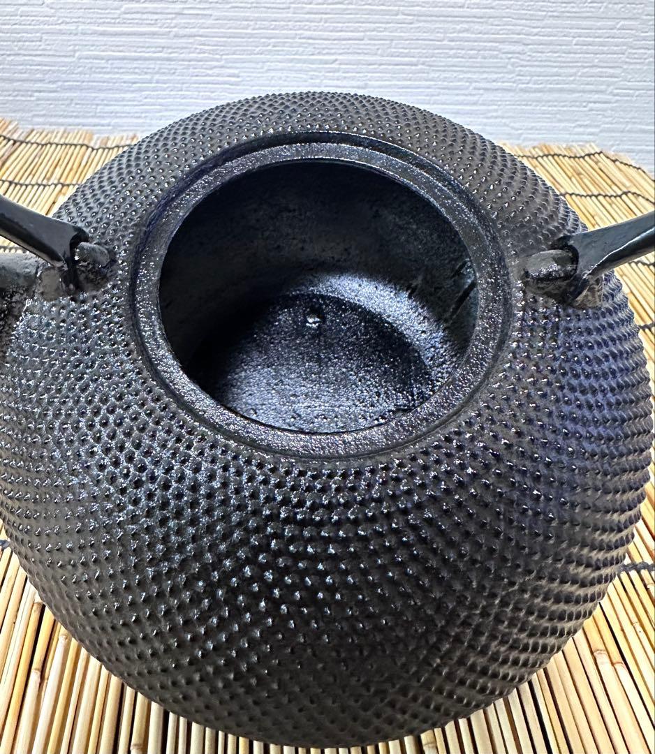 未使用品　南部盛栄堂販売　南部名工金秀及春鋳造捻鉉算盤形アラレ南部鉄瓶　南部鉄器