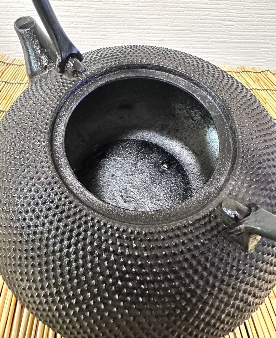未使用品　南部盛栄堂販売　南部名工金秀及春鋳造捻鉉算盤形アラレ南部鉄瓶　南部鉄器