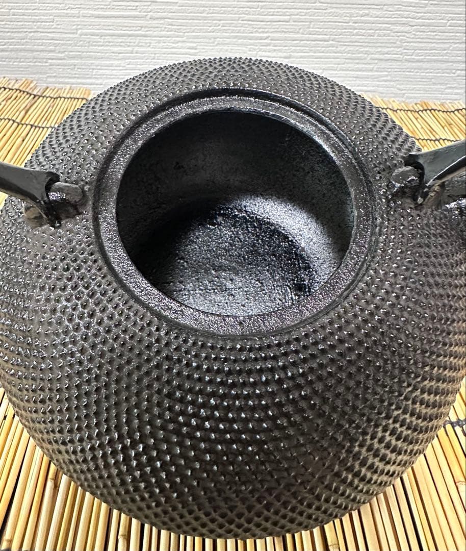 未使用品　南部盛栄堂販売　南部名工金秀及春鋳造捻鉉算盤形アラレ南部鉄瓶　南部鉄器