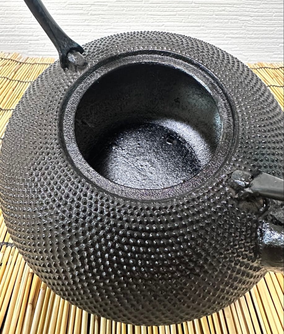 未使用品　南部盛栄堂販売　南部名工金秀及春鋳造捻鉉算盤形アラレ南部鉄瓶　南部鉄器