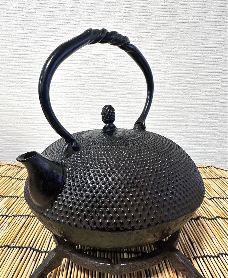 未使用品　南部盛栄堂販売　南部名工金秀及春鋳造捻鉉算盤形アラレ南部鉄瓶　南部鉄器