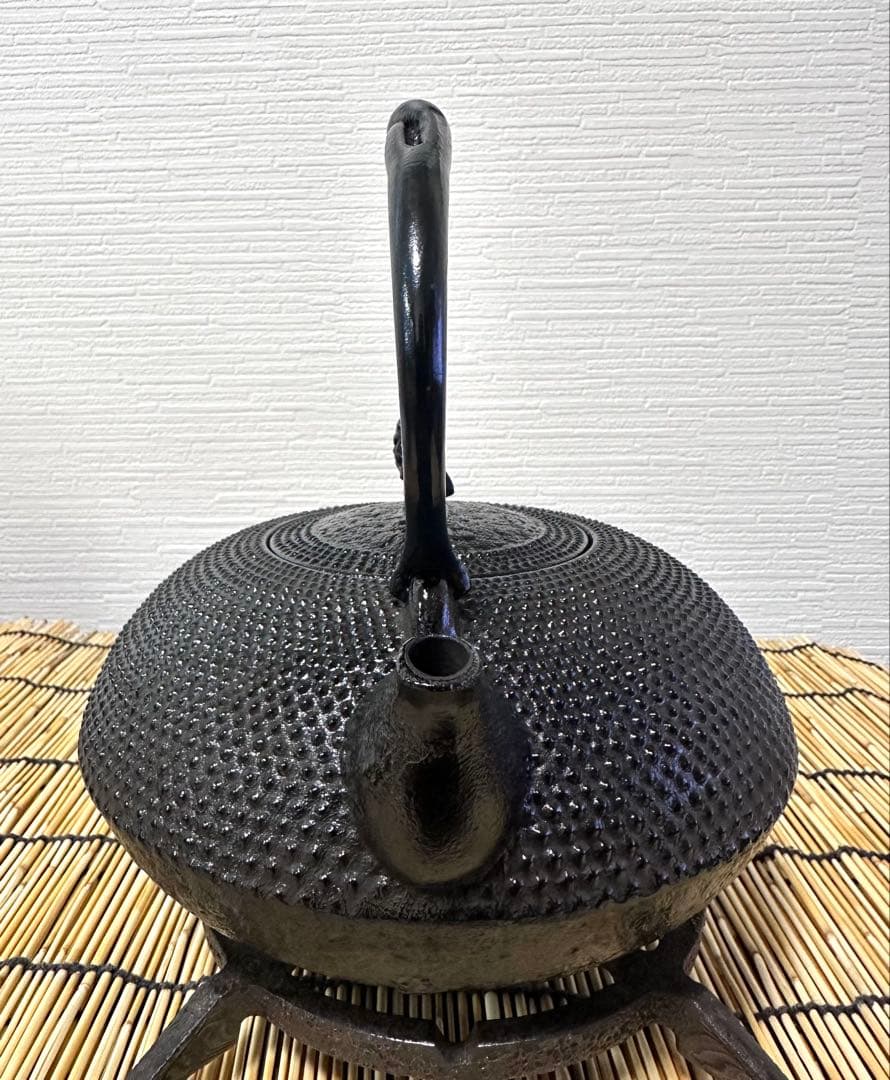 未使用品　南部盛栄堂販売　南部名工金秀及春鋳造捻鉉算盤形アラレ南部鉄瓶　南部鉄器