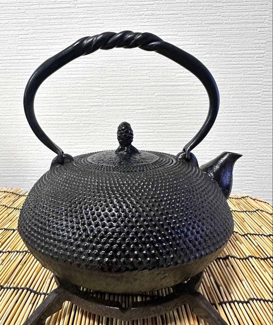 未使用品　南部盛栄堂販売　南部名工金秀及春鋳造捻鉉算盤形アラレ南部鉄瓶　南部鉄器
