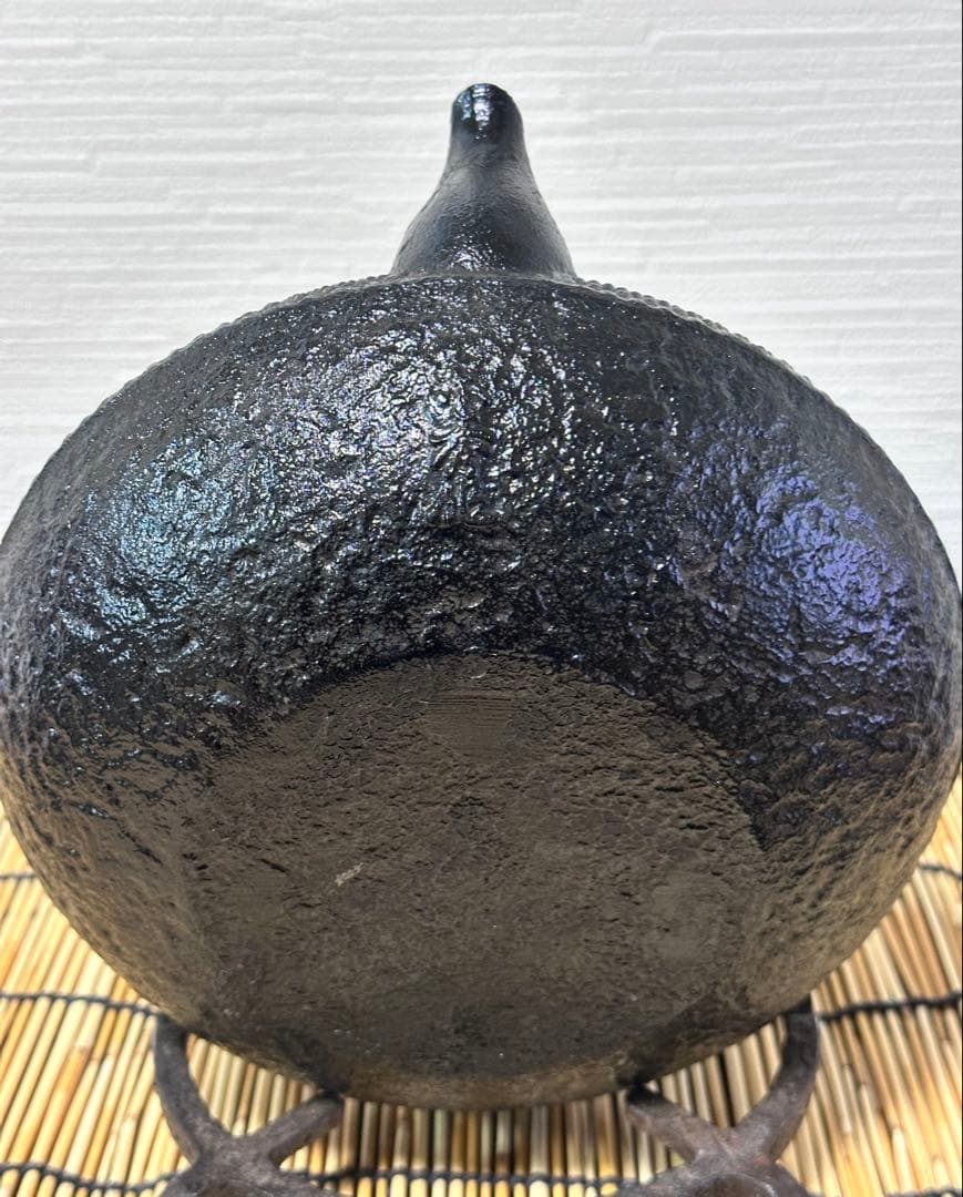 未使用品　南部盛栄堂販売　南部名工金秀及春鋳造捻鉉算盤形アラレ南部鉄瓶　南部鉄器