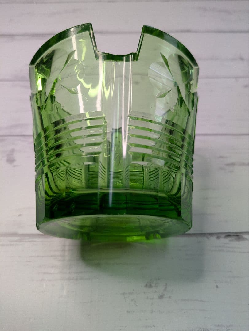 緑色カットガラス器
